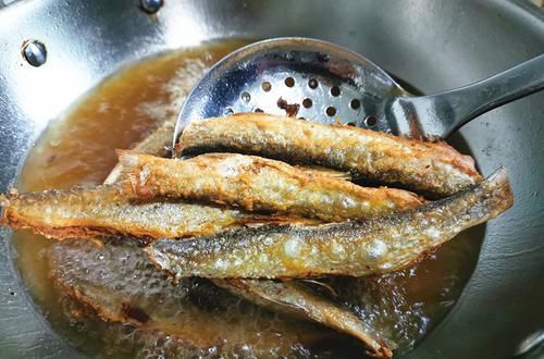  『香酥』小鱼这样做，香酥美味，小刺可以嚼着吃，再也不怕卡嗓子了