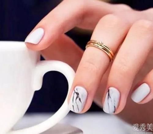  图案设计@配搭钻戒去玩腻了？让渐变美甲为它引入神秘感