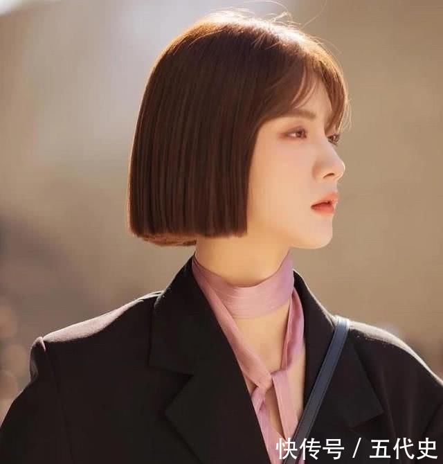  女生@小个子女生别留“黑长直”，今年最流行的4种短发，既显高又瘦脸