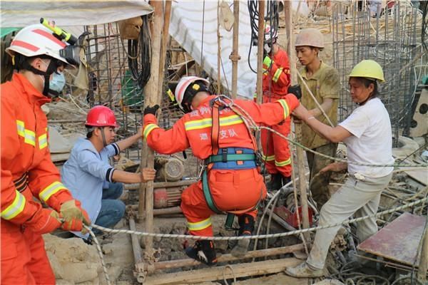 [消防员]民工被困30米深基井，消防员艰难救援