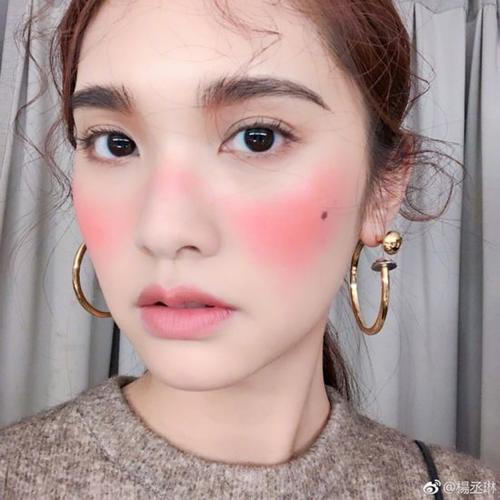 坤音四子“过敏脸”出道妆，这画风是致敬98年的王菲吗？