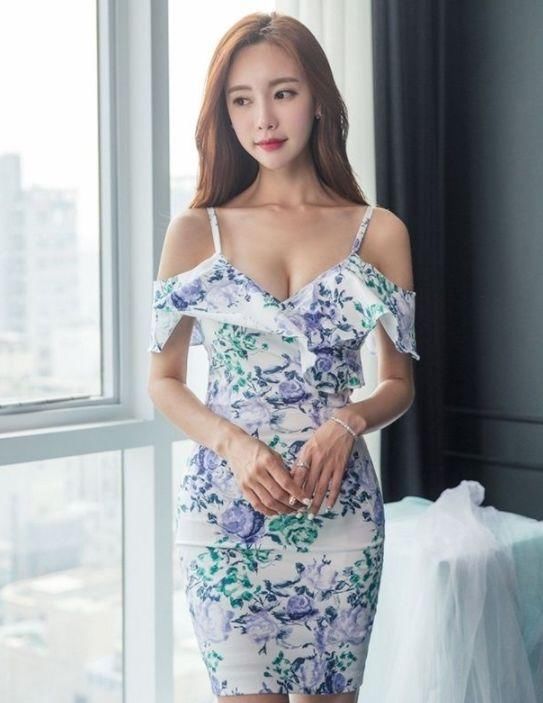 甜美迷人的紧身裙小姐姐，身材比例很好，魅力十足