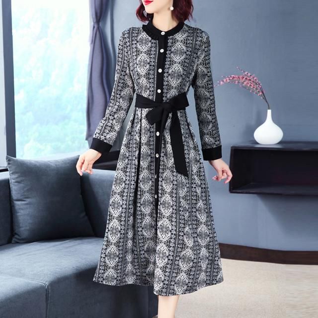 聚会别老穿阔腿裤出门!太土胖，当下流行丝巾+秋裙，想不美都难