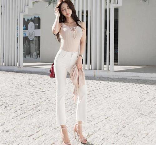 路人街拍，小姐姐一袭粉色长裙，大长腿迷人，举手投足极具风情！