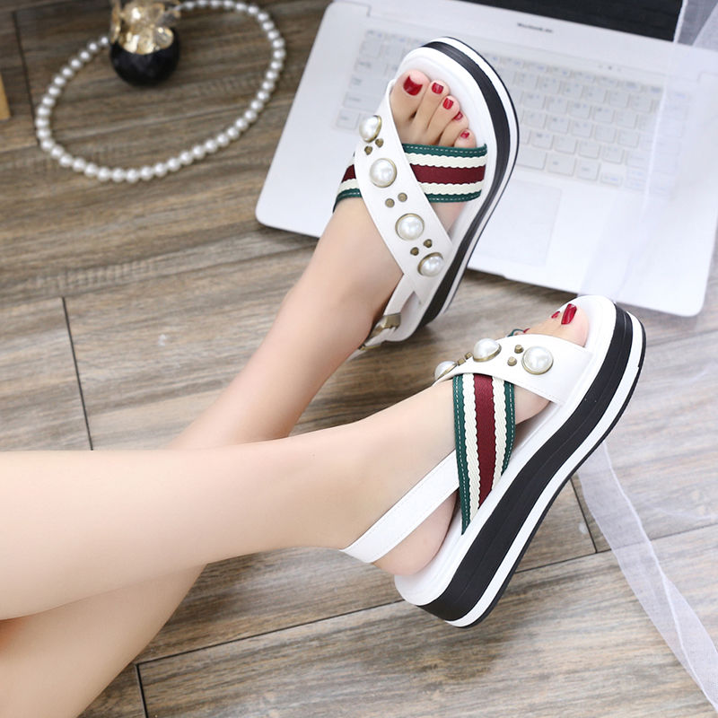 换掉你的休闲鞋吧，今年流行这样的时尚凉鞋，比休闲鞋舒适多了