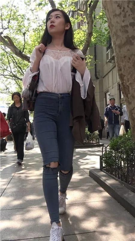 白色薄纱上衣搭配高腰破洞牛仔长裤，舒适自然无可挑剔