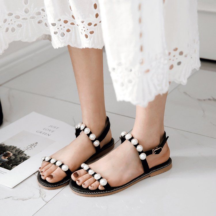 拖鞋虽然方便，但不够正式，选一款时尚简约的凉鞋吧