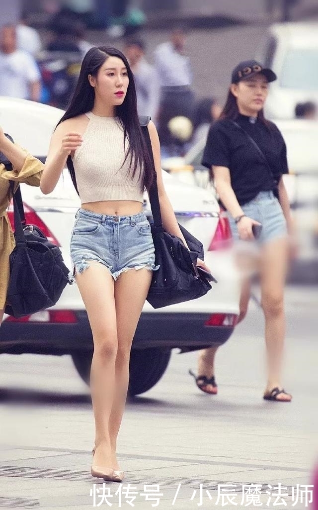 气质|路人街拍，短款的牛仔短裤搭配短款的上衣，显瘦又显高