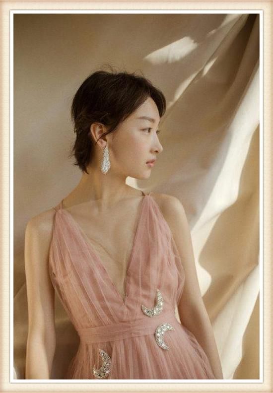 佟丽娅88斤，周冬雨也88斤，二人同穿粉色吊带裙，差距竟如此尴尬