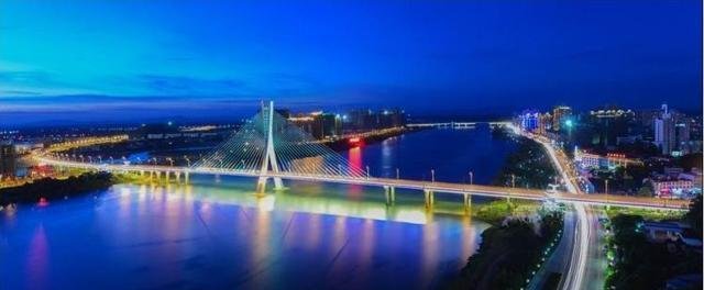  #鹰潭市#原先是一小镇, 火车一通, 成为了一地级市, 可通南半个