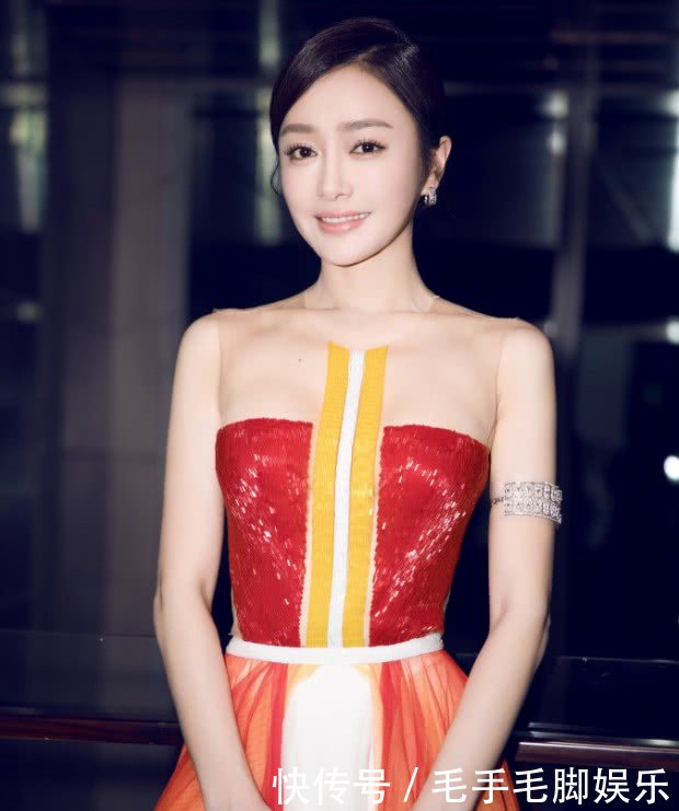 “皇后”秦岚有钱任性，提着跟纸一样薄的小包包，啥都不能装！