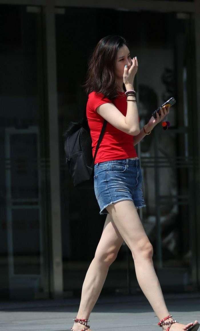 街拍: 美女俏丽多姿惹人注目,舒适而惬意短裤穿出迷人长腿!