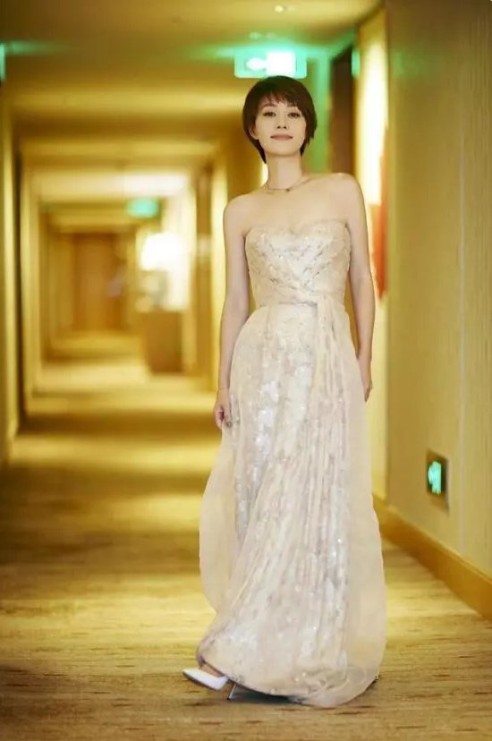 39岁郝蕾和41岁马伊琍出席电影节典礼，网友:臃肿与优雅的差别!