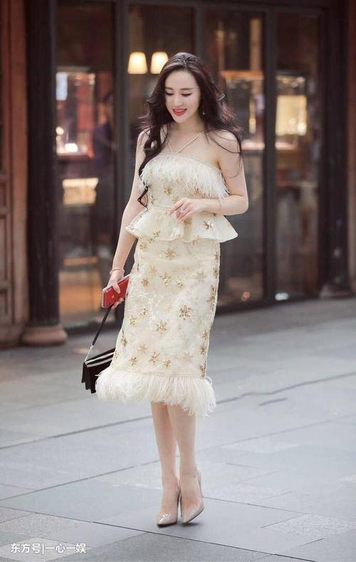 街拍：秀气白皙文静的美女，性感又特别的时尚靓丽！