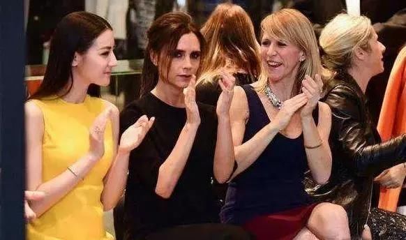 热巴的美腿获贝嫂称赞，这黄色连衣裙下面的也是设计的一部分吧？