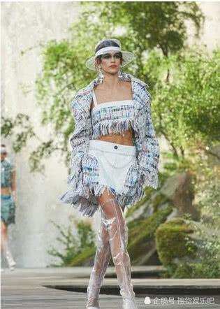 孟美岐太敢穿，高跟鞋套个塑料膜就出来了！网友：不会焖出来味道