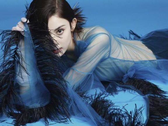 古力娜扎就穿一层薄纱？复古连衣裙撞上羽毛鞋，网友：真敢穿！