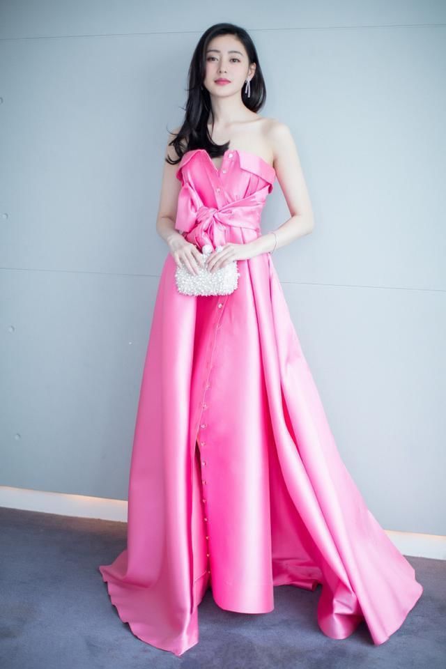 张天爱是真胖假胖？上衣系个扣子不美就算了，反倒显臃肿了不少！