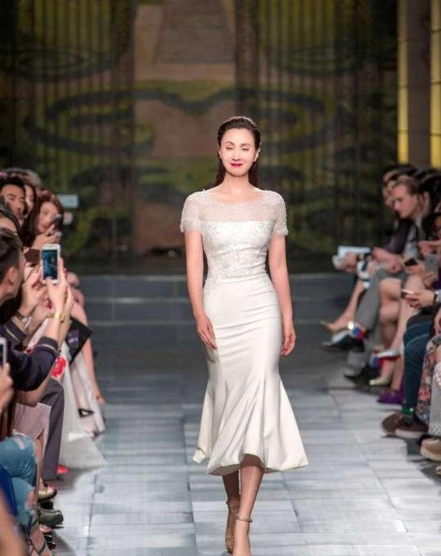 陶虹46岁还学小年轻不好好穿衣, 徐铮你赶快管管你老婆吧