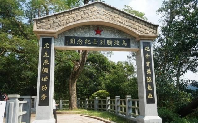  「钟先生」抗日烈士纪念碑遭涂污香港市民连夜清理，称不能让烈