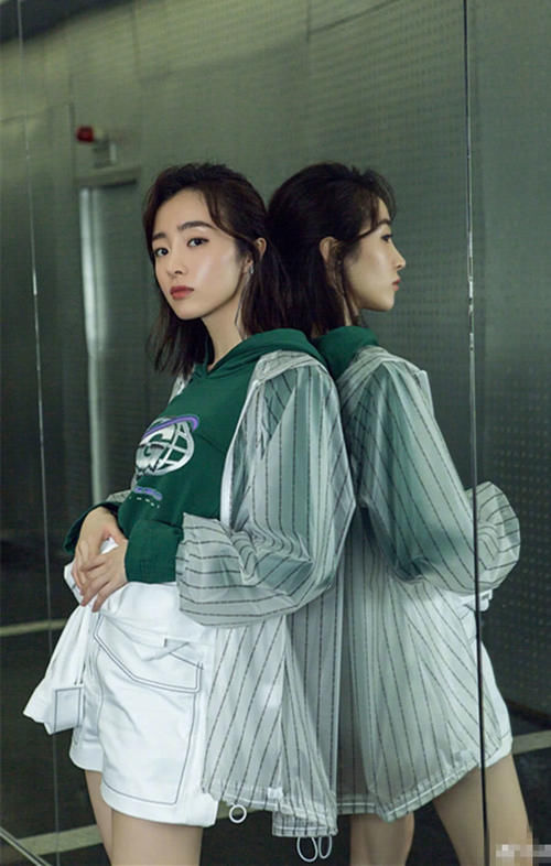 宋茜内衣外穿被小粗腿抢镜,看到胡冰卿,网友:想知道怎么穿上去的