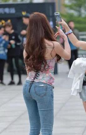 白里透红才能与众不同，牛仔裤帮你打造窈窕的身材