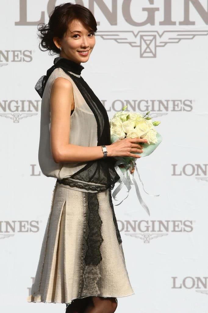 林志玲出席活动，连衣裙搭配黑丝袜，却美得不像话