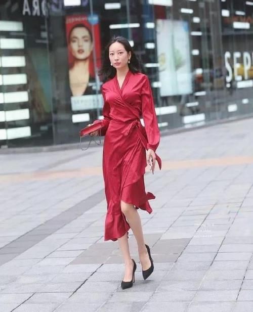  红色：街拍：气质高雅的小姐姐，一条红色的连衣裙，时尚魅力气质