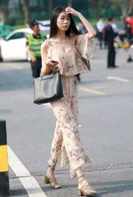 街拍：比紧身裤还紧的瑜伽裤，小姐姐穿了它大大方方的出门