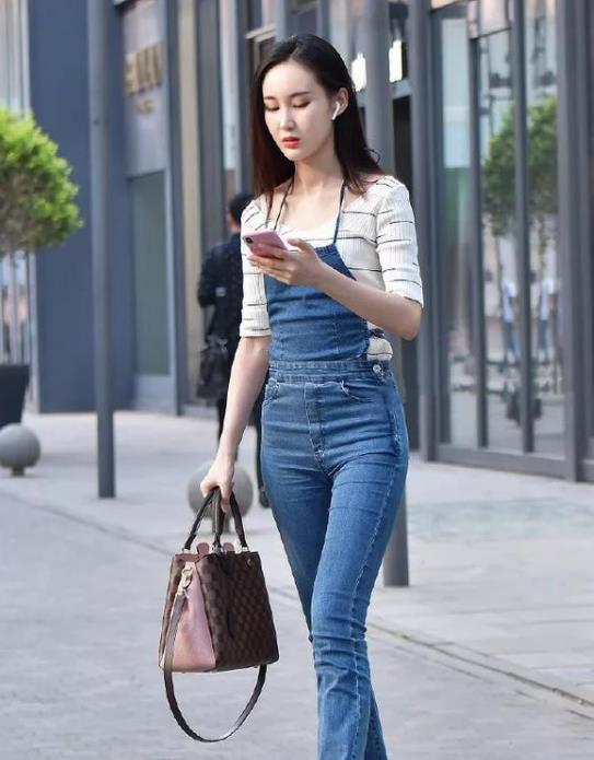 【美女】街拍:沉鱼落雁的美女,一件碎花吊带的连衣裙,时尚优雅大方美丽