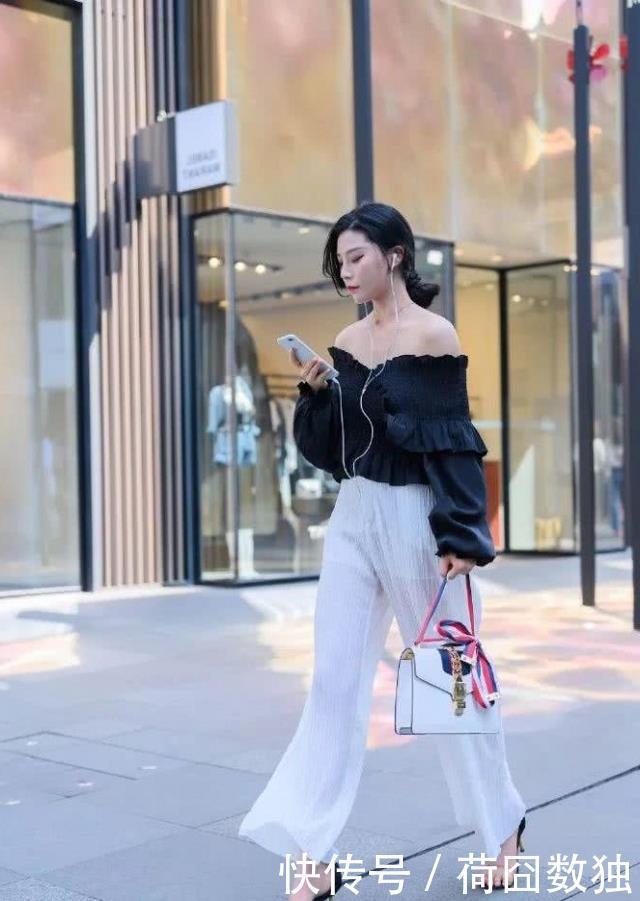 美女|路人街拍:美女穿着一件宽松的抹胸上衣,凉爽又有气质