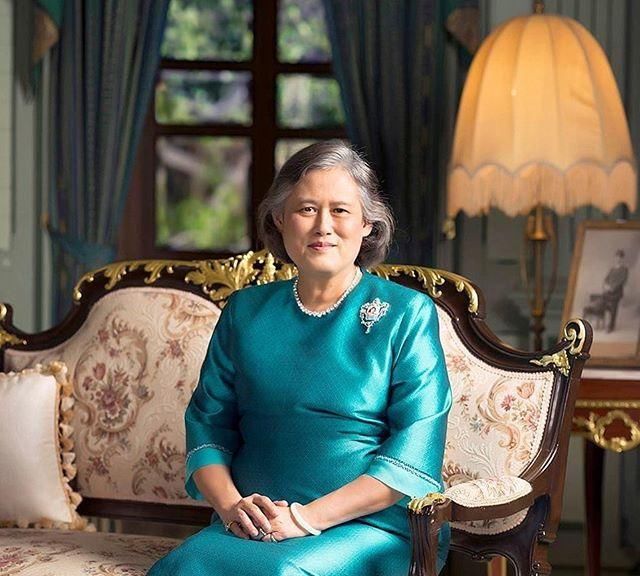 「潇洒」泰国公主"邋遢"一辈子竟化妆了!蓝裙好美,懒理泰王在德国潇洒