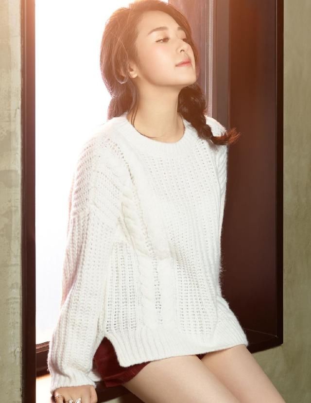 29岁张含韵太潮了！长裤外面还套半身裙，网友：时尚圈的人太难懂