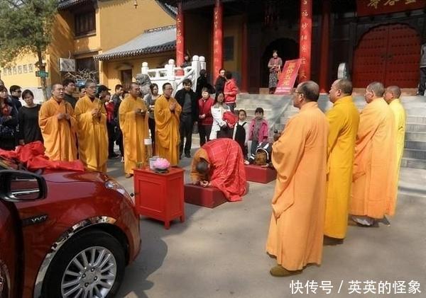 湖南一男子杀狗祭新车，现场有说有笑，称这样可以保平安！