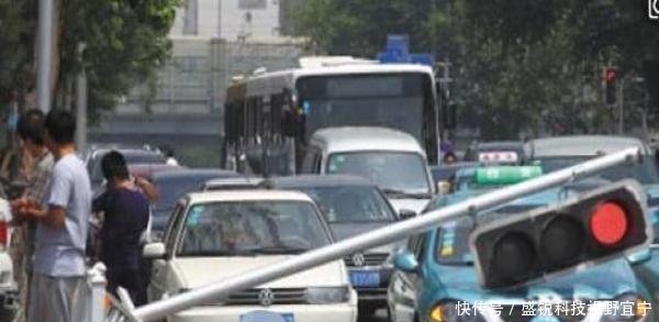 同样都是等红灯，为什么出租车总是起步更快老司机秘诀在这里！