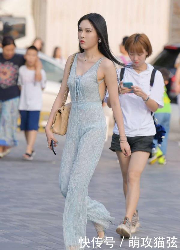 『连体』只顾自己臭美,穿“半透”连体裤逛街,男友吃醋准备踹了她