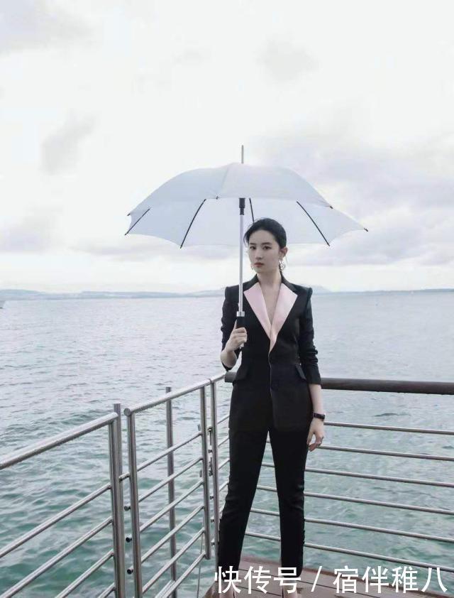  [气质]小姐姐打底裤搭配运动小背心，很有品味