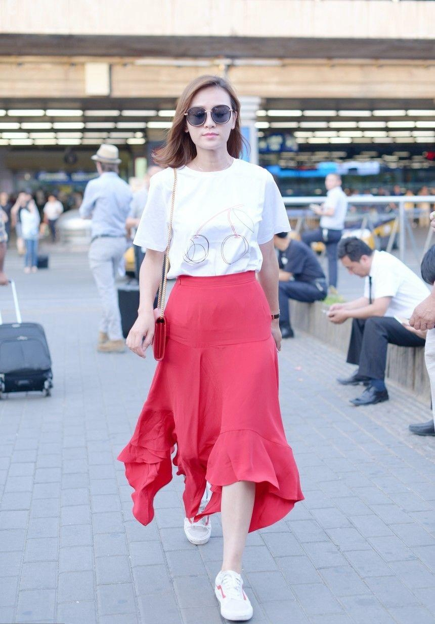 叶一茜穿破洞牛仔裤露膝盖，太潮了，真不信是两个孩子的妈了