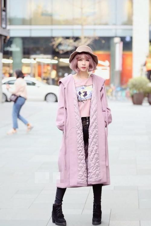  [气质]路人街拍，粉色与黑色服装的搭配，让小姐姐更显气质