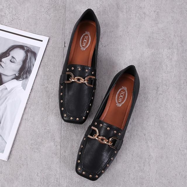 女人过了45岁，别穿得太老气，试试新款减龄单鞋，时髦高贵又显嫩