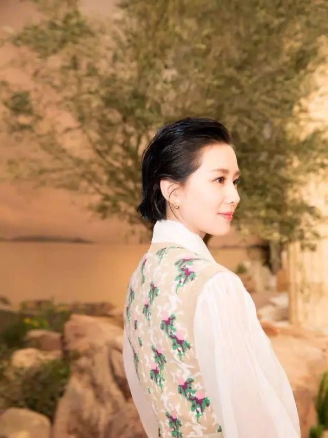 佟丽娅赵丽颖齐齐剪短发，你要玩一下吗?