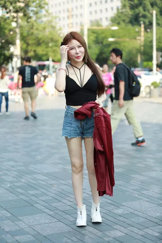 街拍笑容灿烂的大长腿小姐姐