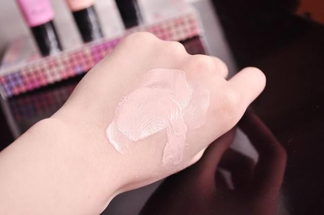 70岁的老祖母说漏嘴:药店有一种药膏，用了眼袋、皱纹全都溜走