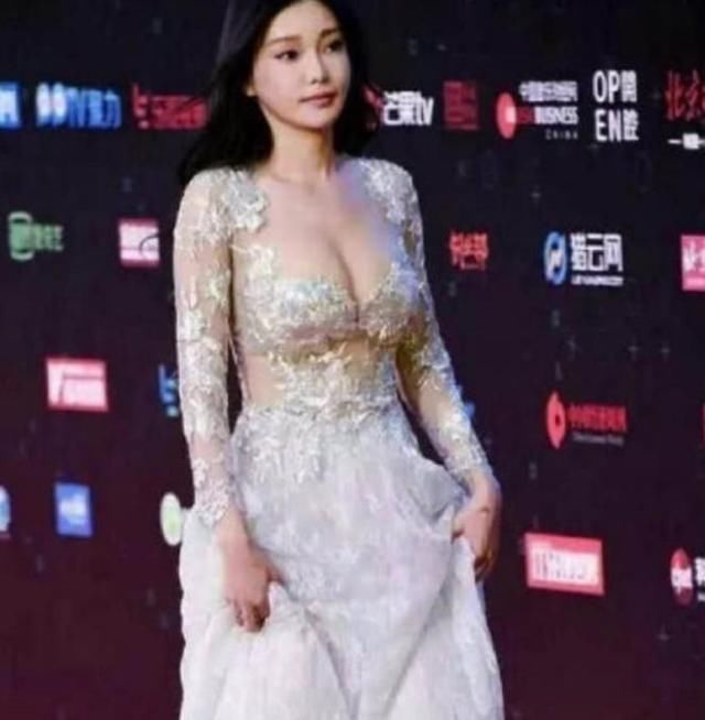 童菲惊艳出场，上身解脱束缚呼之欲出，白色蕾丝风格很赞