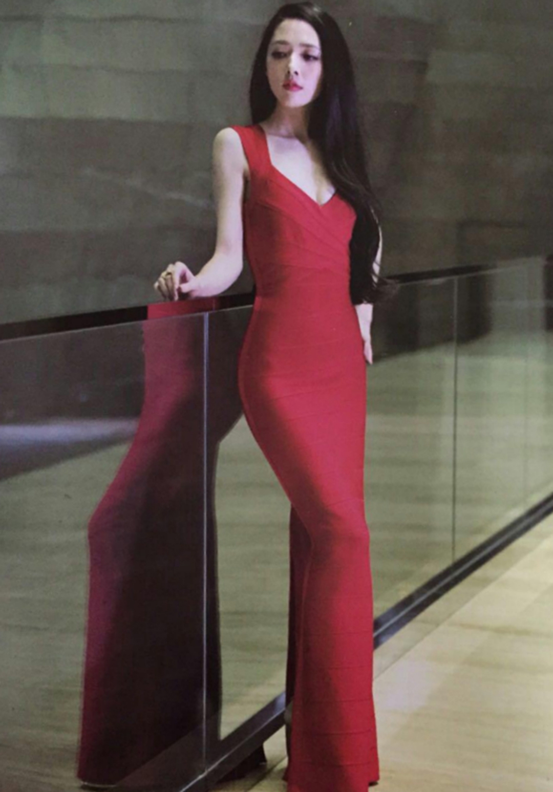 郭碧婷真敢穿，裙摆开叉开到了“大腿根”，网友：还能好好走路吗