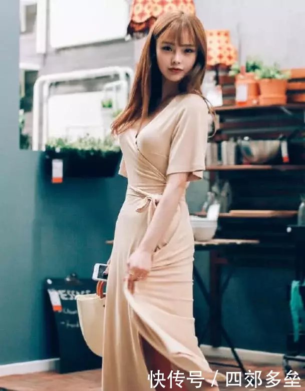 街拍：夜晚出街的妙龄小姐姐，图1一件连体抹胸装抢镜，独特的吸