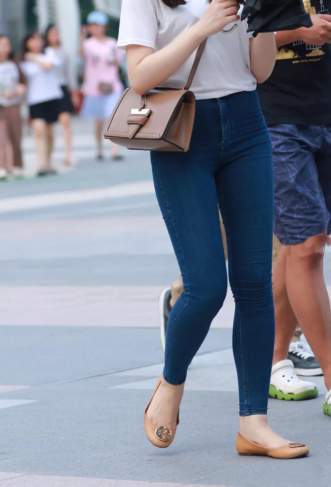 微粗的双腿穿着牛仔裤,胯宽背影更具时尚女人味