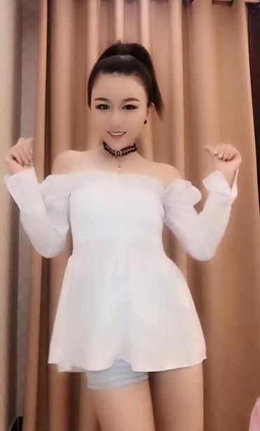  现出|气质惊人的小姐姐，十分动感，迷人时尚！