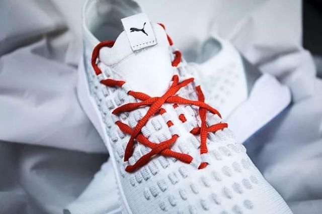 论上脚回头率和可玩性，这双新鞋我给 100 分！