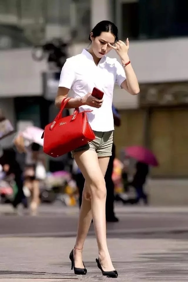 楚楚可人|街拍:米黄色吊带+高腰黑色短裤,小姐姐楚楚可人